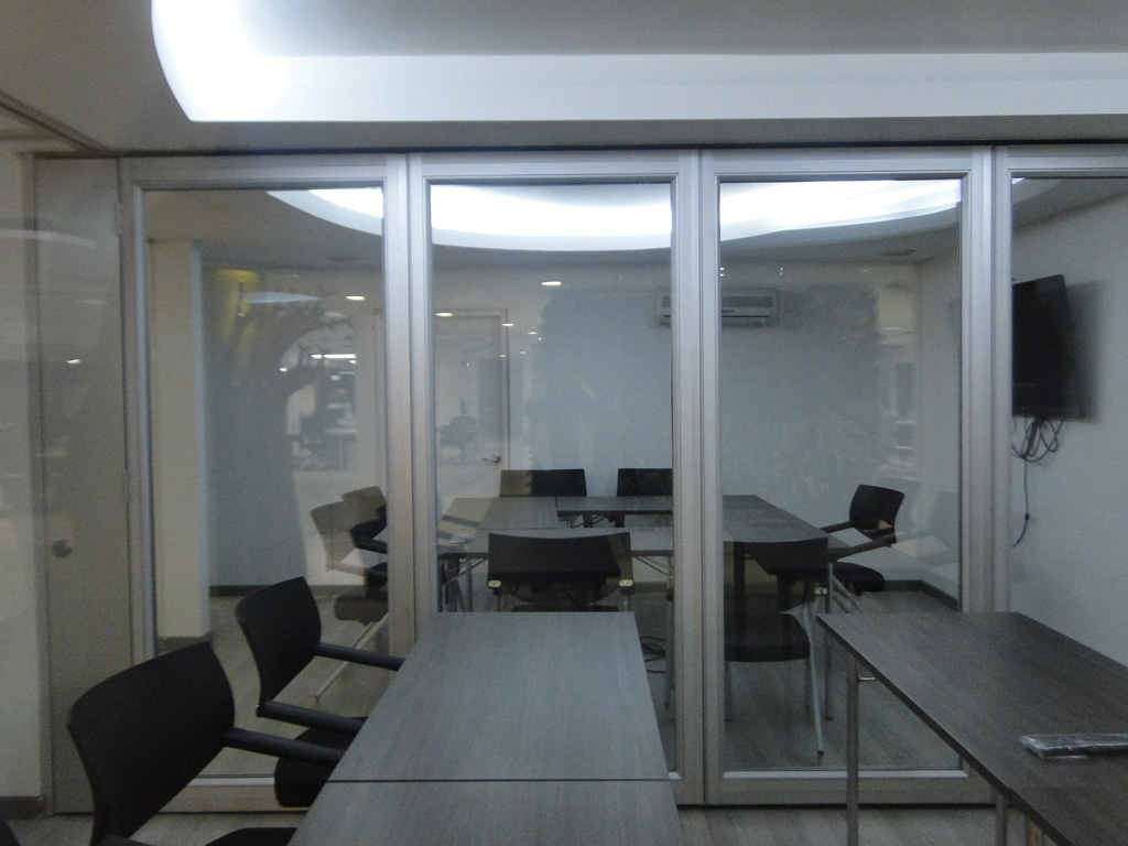 Divisiones móviles acústicas en vidrio EDEMGLASS, Sala de juntas, Edificio NAOS, Bogotá