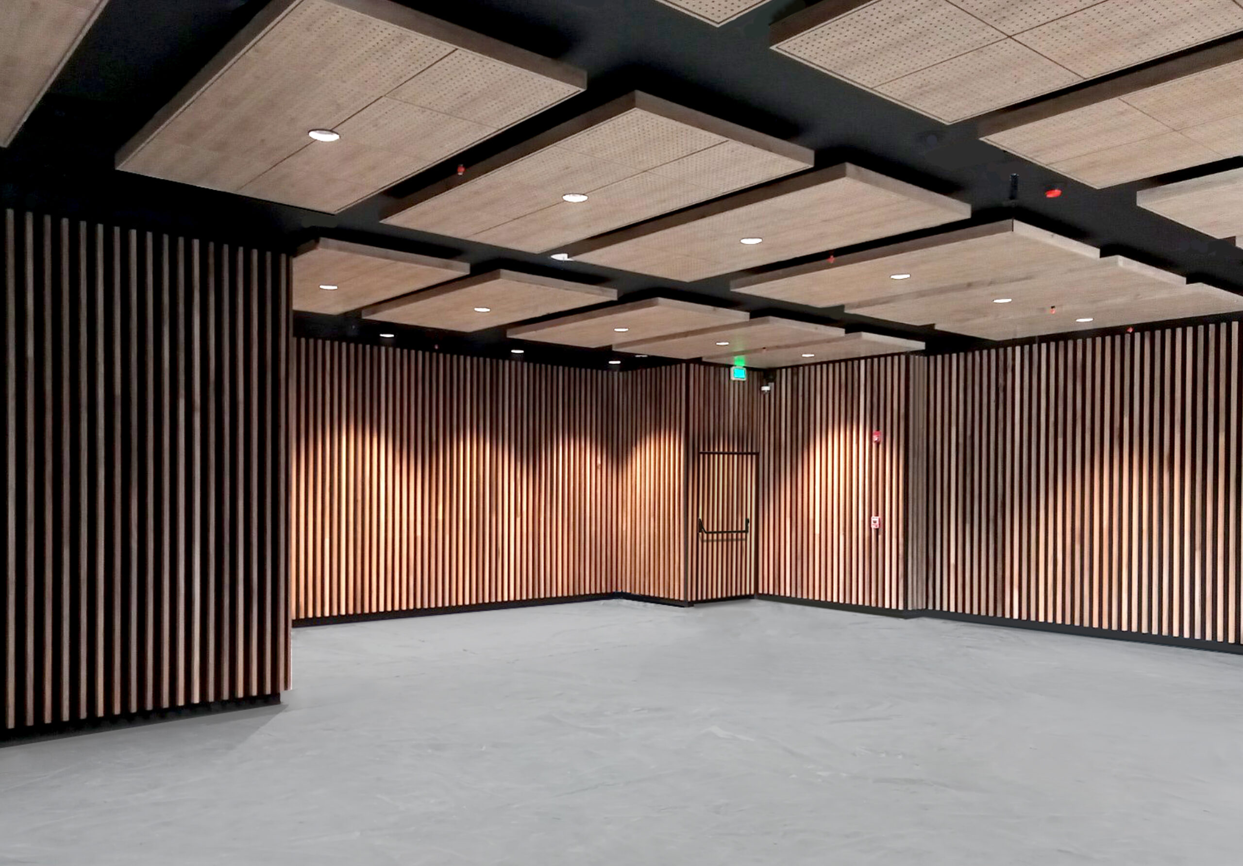 Diseño de aislamiento y acondicionamiento acústico, Enchape alistonado EDEMSOUND y nubes acústicas en madera perforada